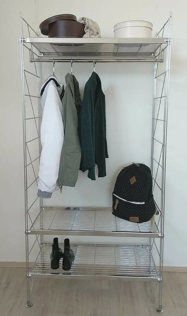 Die Gitterborde und die Kleiderstange können nach Wunsch individuell an jeder Querstrebe der Stützleitern angebracht werden.