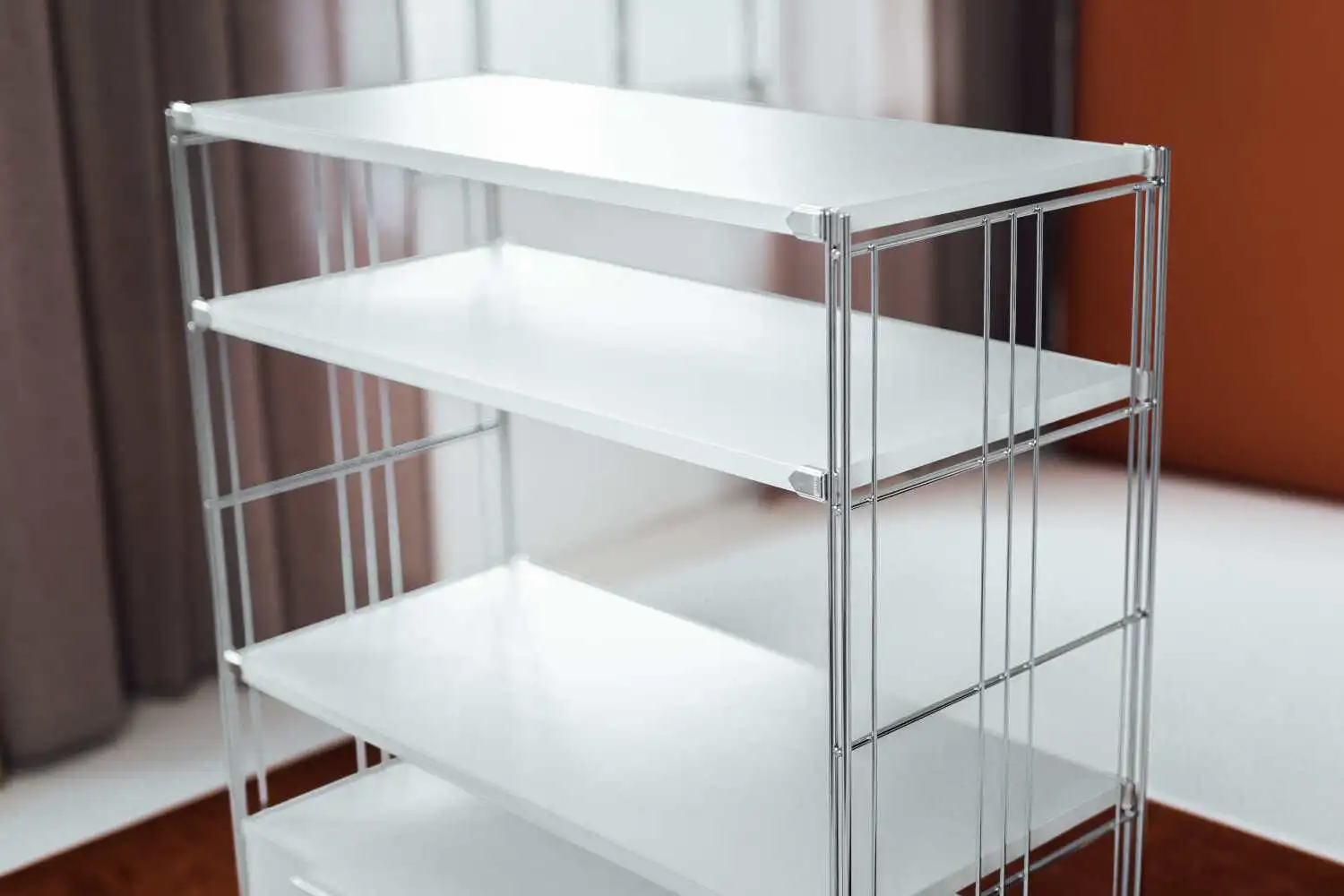 Regalkombination aus weiß lackierten Holzböden und verchromtem Metall. Das nachhaltige Regal kann mehrfach auf- und abgebaut werden.