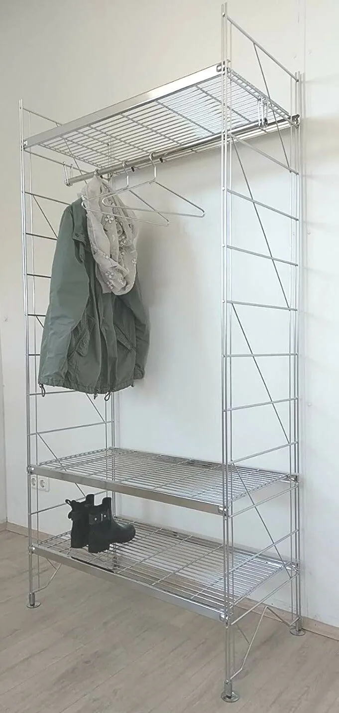 Die freistehende Garderobe ist mit Elementen aus der ETAGAIR-Serie in 457 mm Tiefe erweiterbar! Kombiniert mit kürzeren Seitenteilen können Dachschrägen und Raumbreiten optimal genutzt werden.