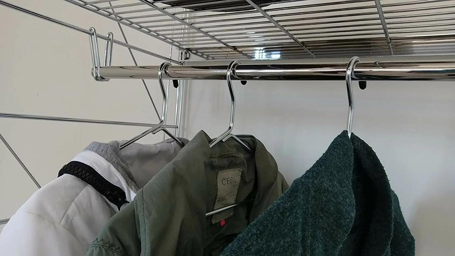 Die Kleiderstangen, die mit Haken befestigt sind, bieten viel Platz für Jacken und Mäntel.