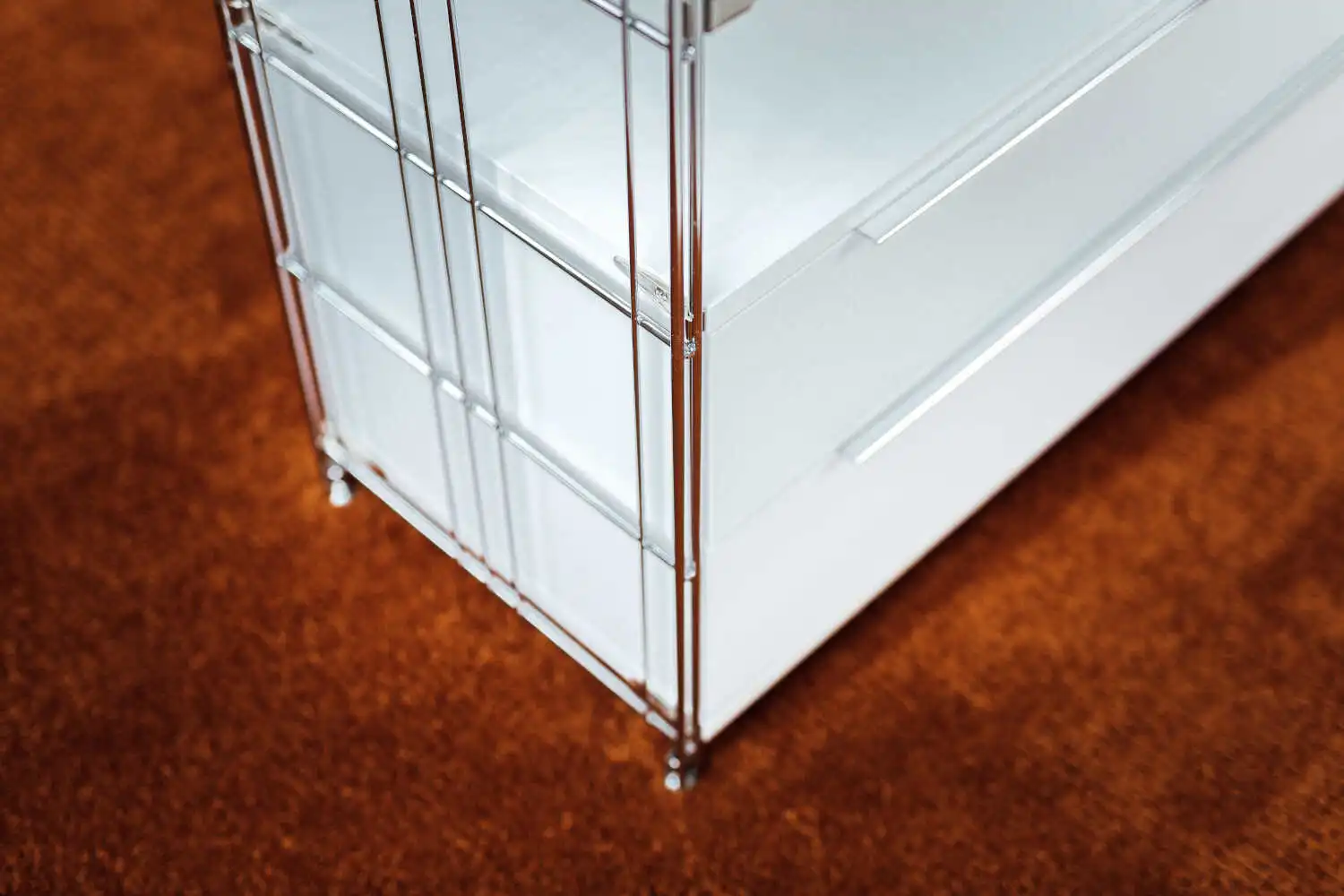 Die Seitenteile sind aus Metall, verchromt.