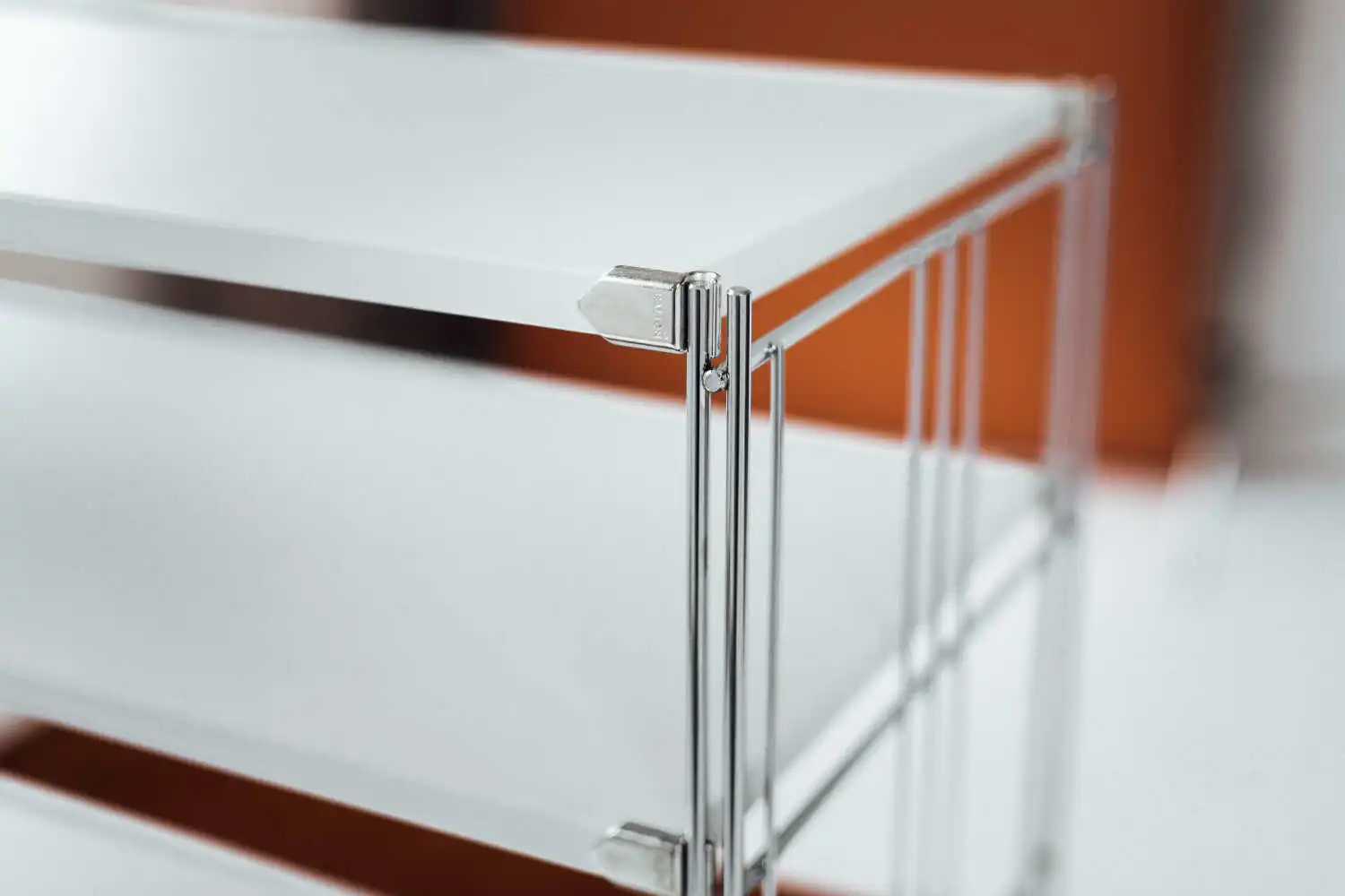 570325 Holzboden weiss, 85x38cm.Die Regalböden aus weiß lackierten Holzböden sind pflegeleicht und robust. Die Halterungen können nachgekauft werden