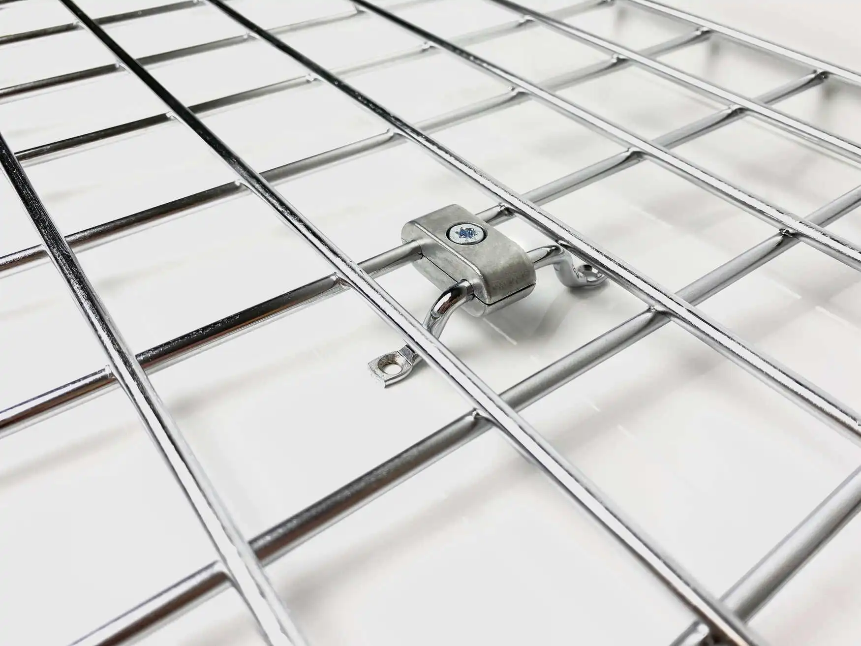 Mit dem Wandabstandshalter werden die Gitter an die Wände montiert