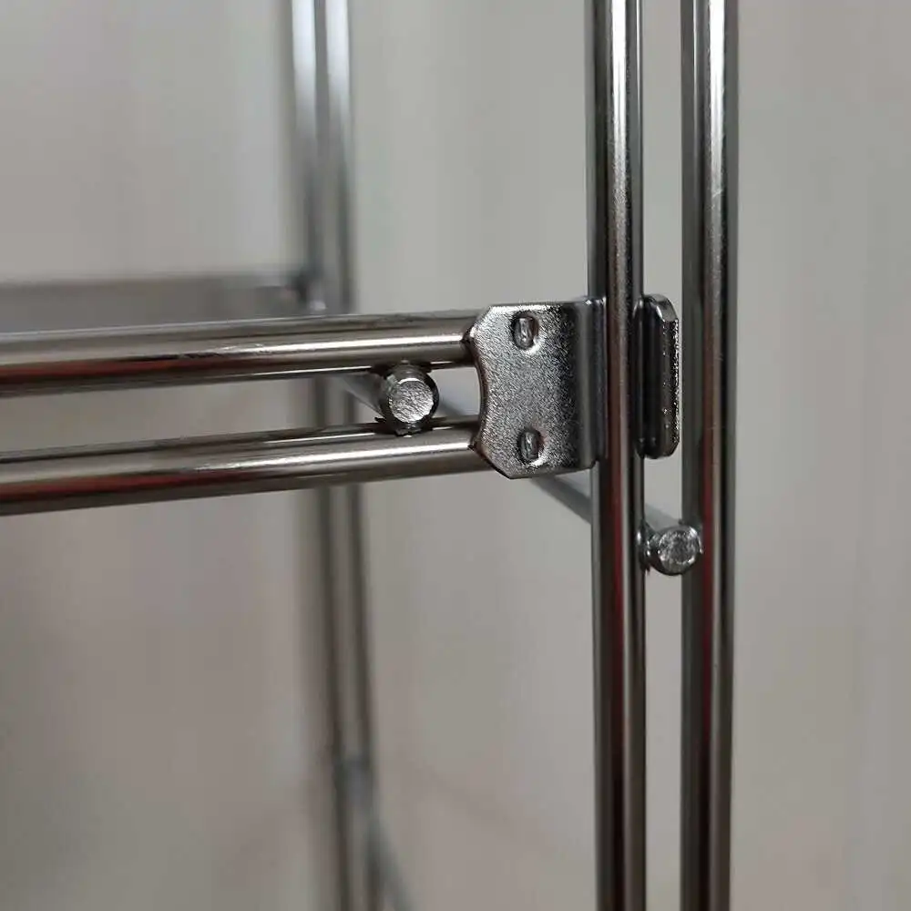 Die fest montierten Halterungen erleichtern die Montage. Es sind keine Werkzeuge notwendig.