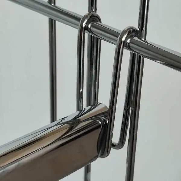 Die Kleiderstangen werden einfach in die Regalleitern eingehängt. Kein Montagewerkzeug notwendig