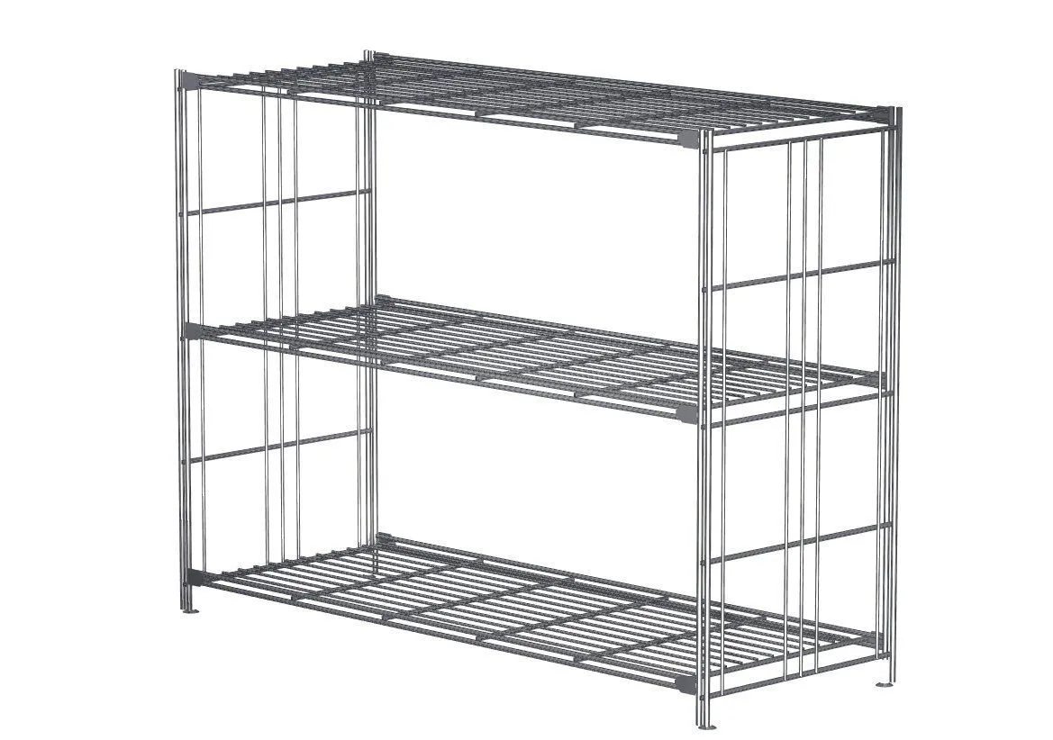 Das BIII 906204 Regal in schickem Chrom präsentiert sich als elegante und vielseitige Lagerlösung, ideal für moderne Wohn- und Arbeitsumgebungen. Mit seinen kompakten Maßen von 80 x 104 x 38 cm eignet sich dieses Metallregal hervorragend für den Einsatz in Wohnräumen, Büros oder Lagerflächen. Ausgestattet mit drei stabilen Gitterböden bietet es ausreichend Raum zur Organisation unterschiedlichster Gegenstände. Die langlebigen verchromten Stahlstreben garantieren eine hohe Widerstandsfähigkeit, während die praktischen eindrehbaren Füße für einfache Anpassungen und Stabilität sorgen. Zudem kann das Regal optional mit Rollen versehen werden, um maximale Flexibilität zu gewährleisten. Hergestellt in Deutschland, überzeugt es durch erstklassige Materialien und eine robuste Bauweise, die Funktionalität und modernes Design harmonisch vereint. BALTON