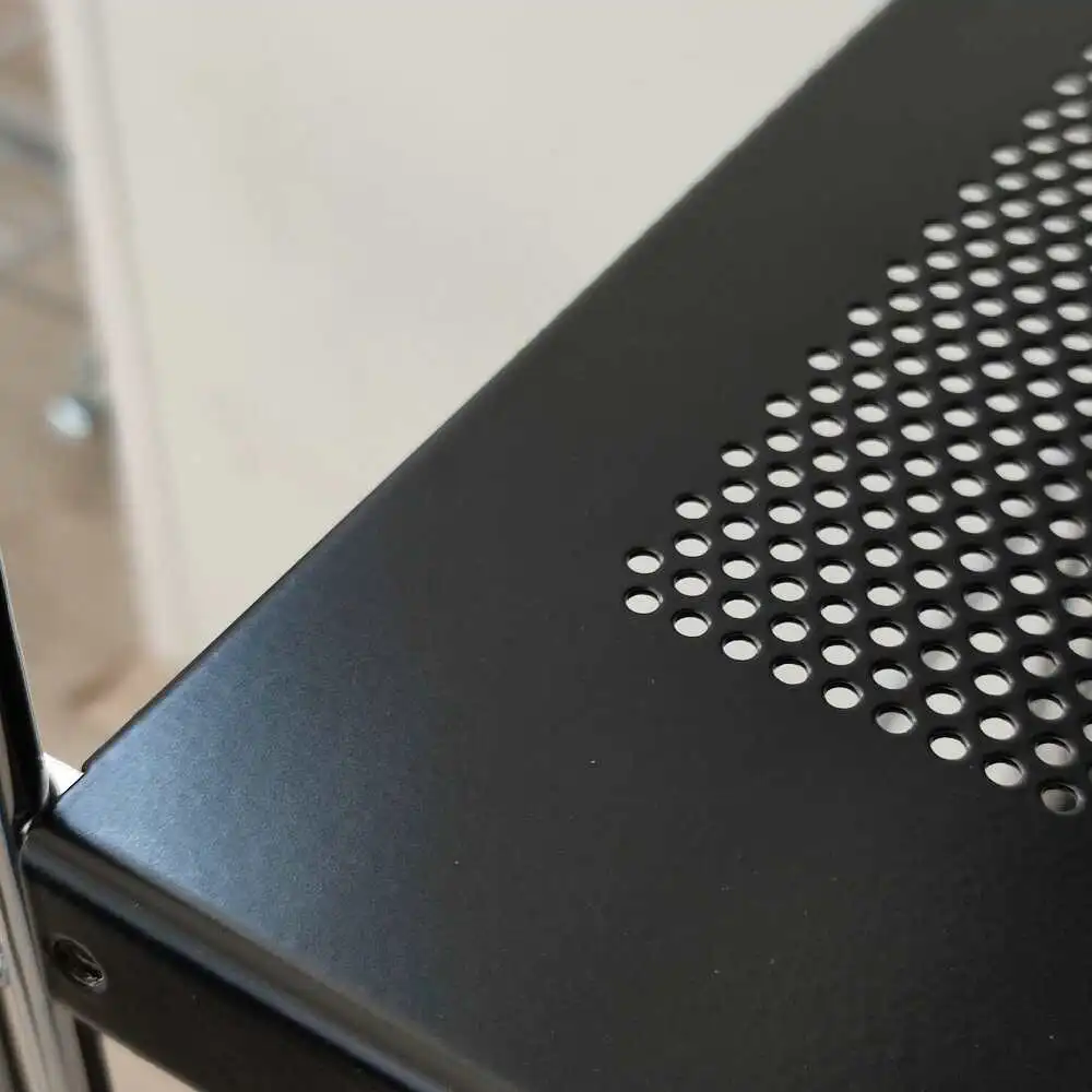 Der Lochblechboden hat eine schwarze Beschichtung.