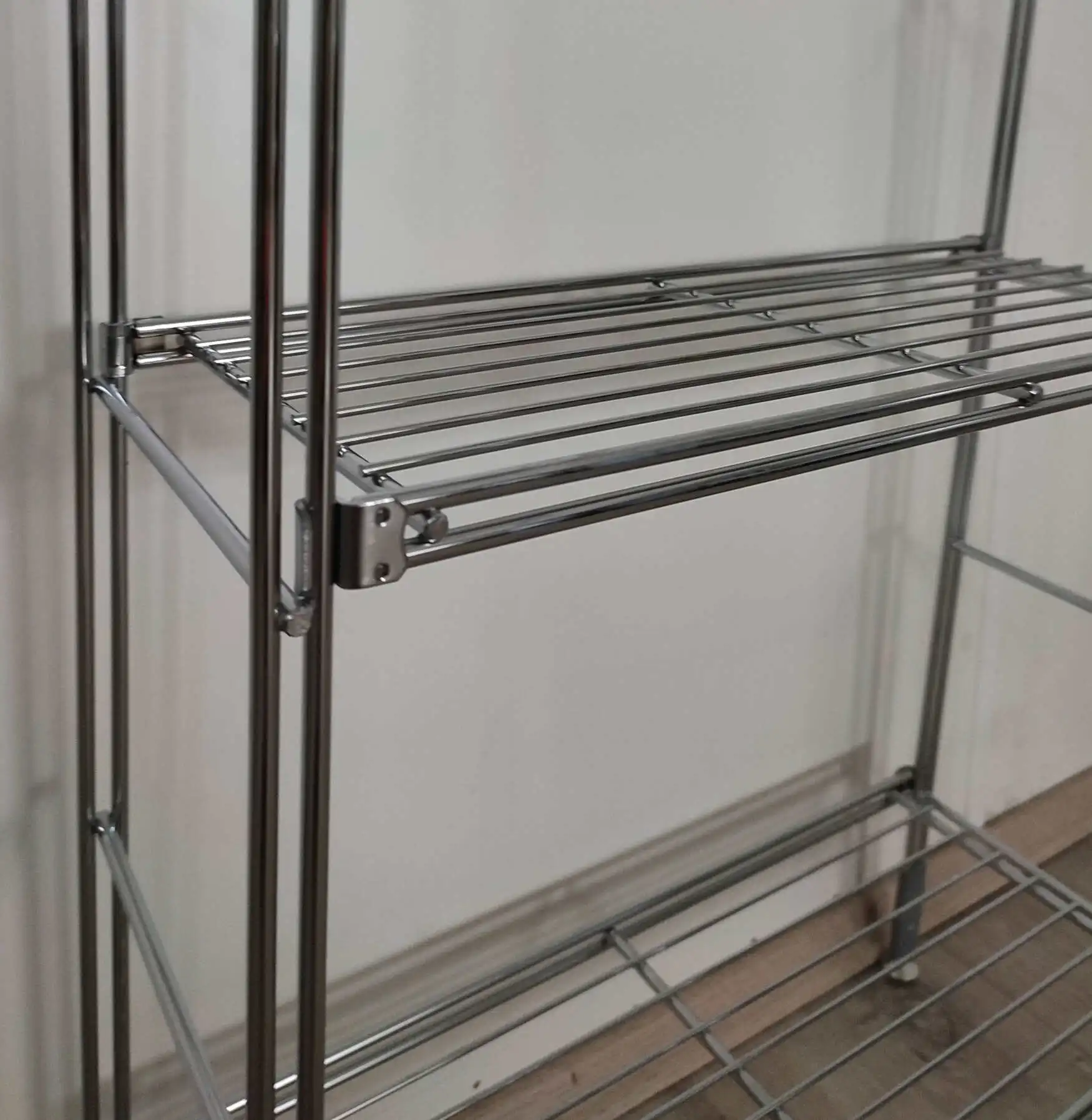 Metall-Regal in 31,5 oder 21,5 cm Tiefe in verschiedenen Breiten. Die Halterungen sind  an den Gitterböden fest montiert