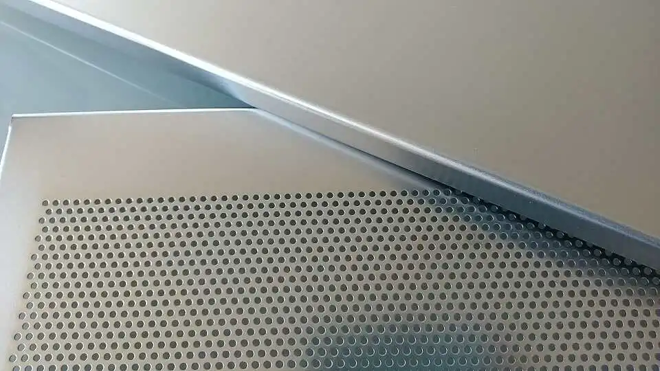 Pro Boden wird ein Halterset mit 4 Beschlägen benötigt.