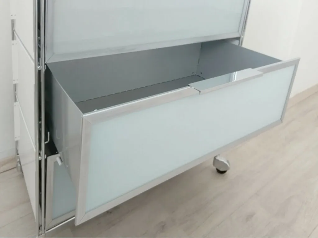 Beispiel: # Metall-Schublade eingebaut in unserer Serie "KUBUS".