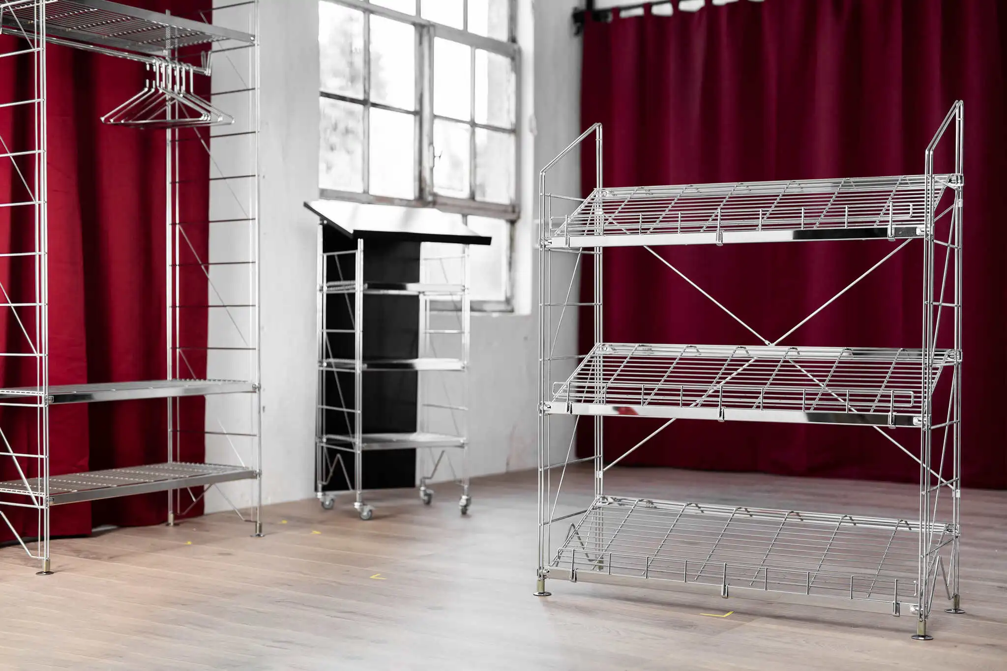 <h3 style="text-align: center;">Schrägregal für Kisten, Körbe oder Prospekte<br></h3>