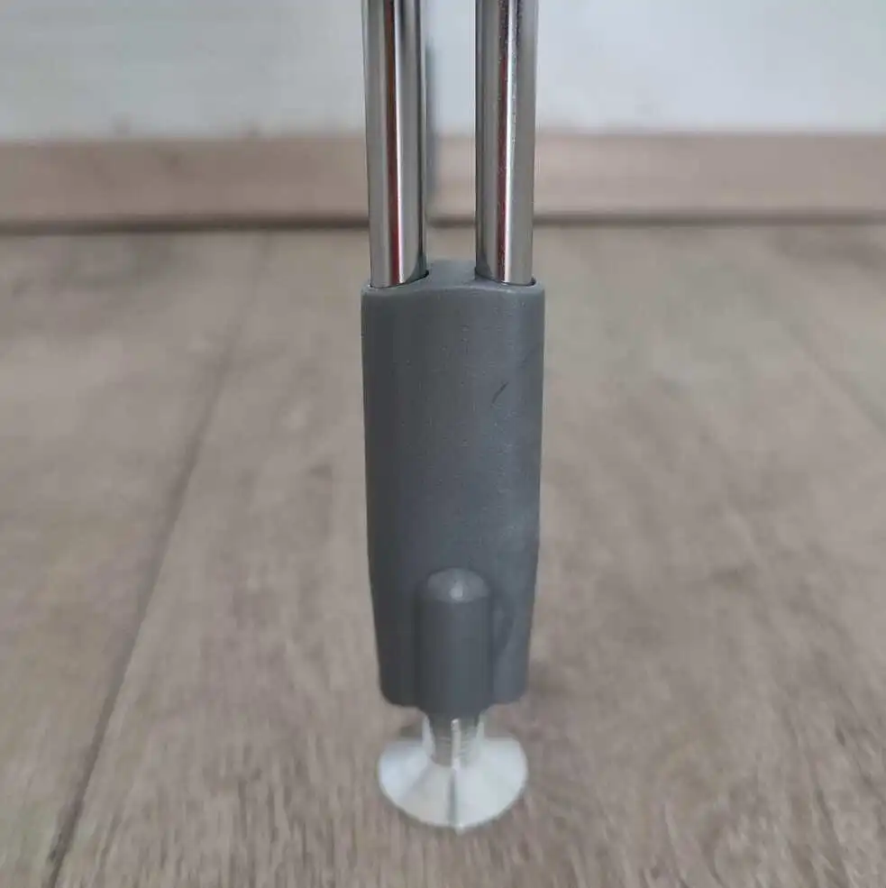 Der Fuß ist höhenverstellbar, und gleicht so leichte Bodenunebenheiten aus.