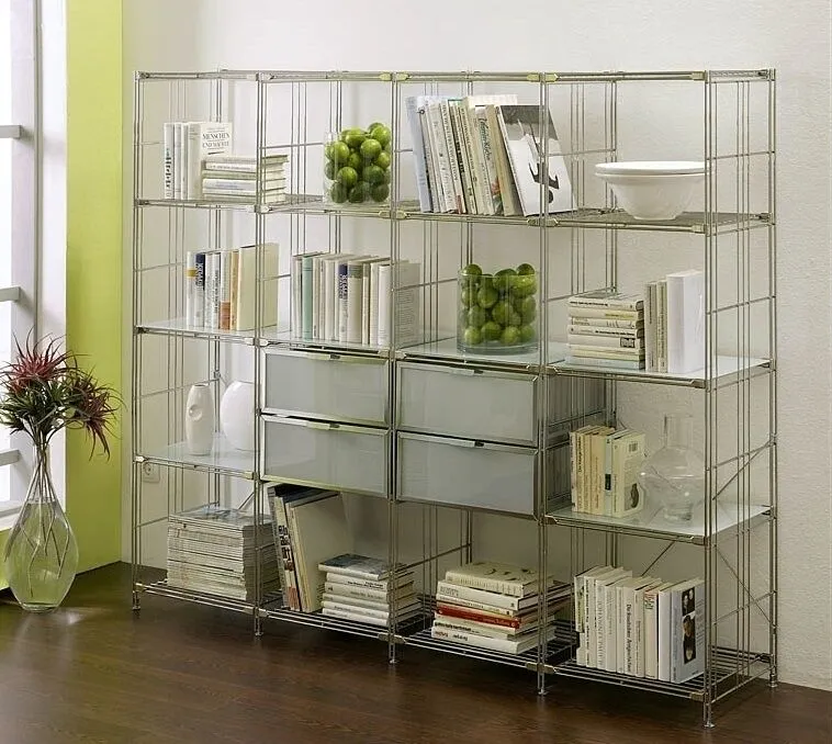 Regalkombination aus #Metallschubladen von Balton und verchromten Gitterböden.