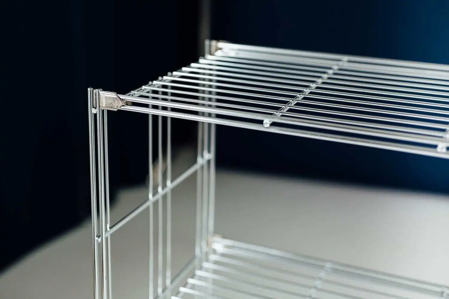 Das Regal wird einfach zusammengesteckt. Spezialwerkzeuge sind nicht nötig.