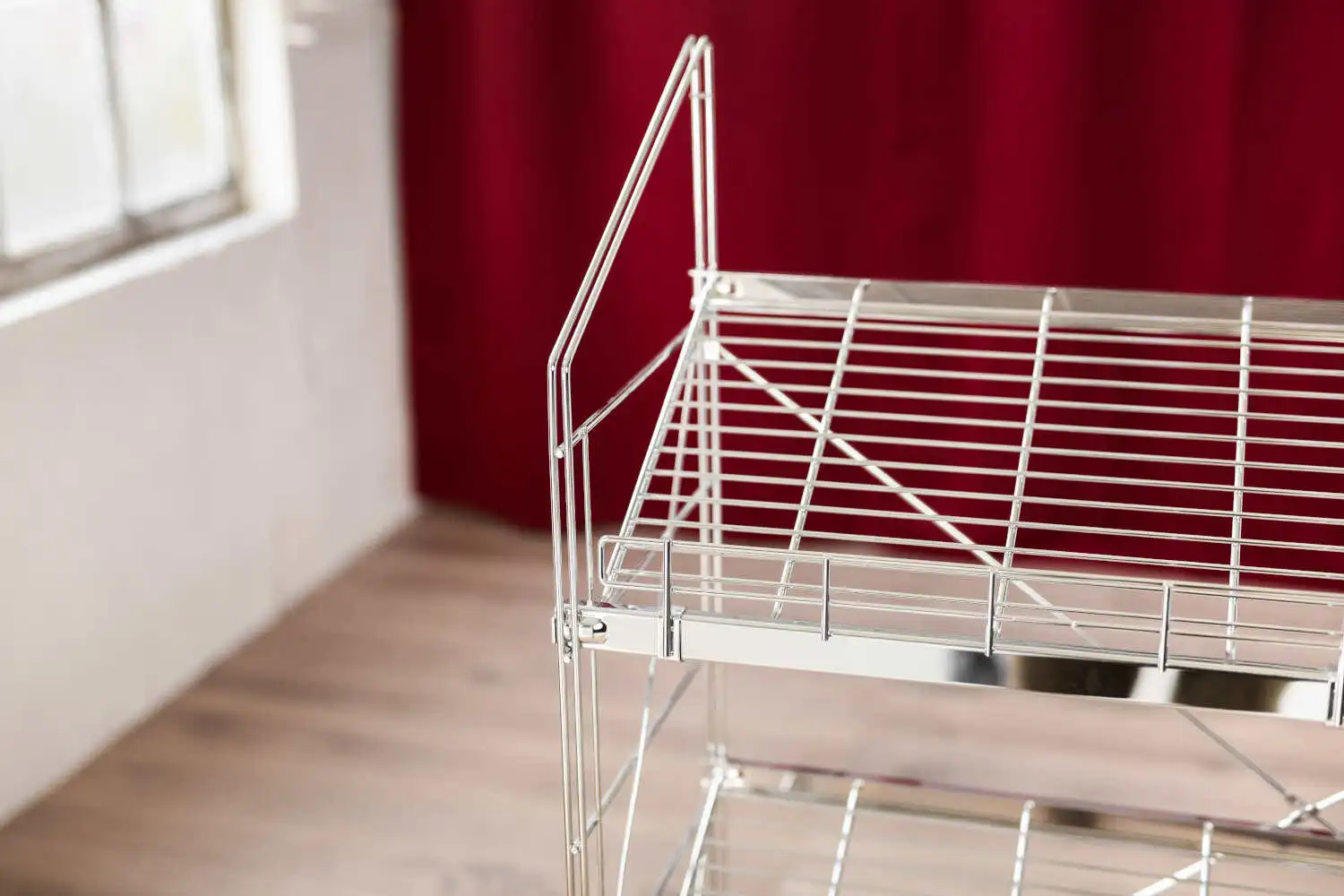 700023 Schrägregal aus verchromtem Metall. Auf den 3 Ebenen können Getränkekisten, Körbe oder auch Prospekte übersichtlich gelagert werden.