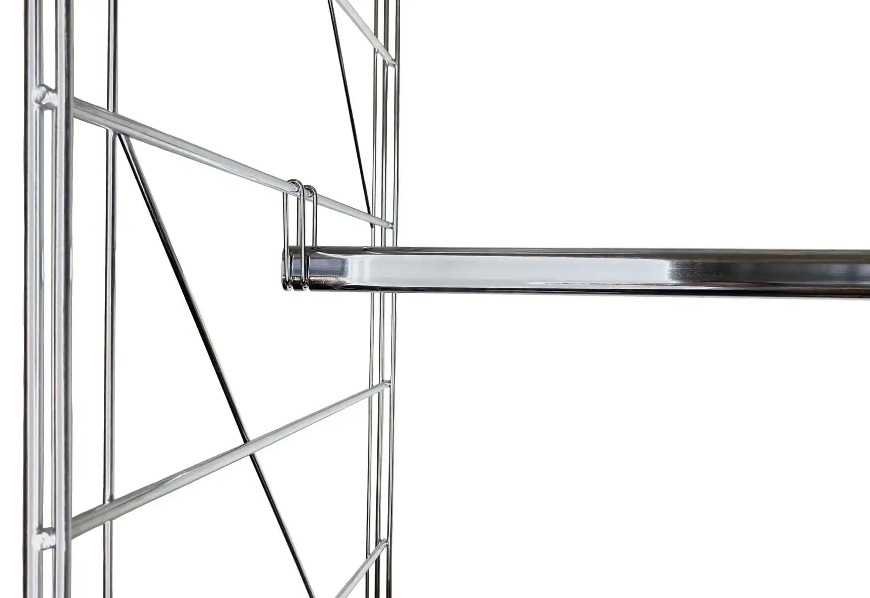 ETAGAIR-Regale sind stabil und doch filigran. Die Seitenteile sind in verschiedenen Höhen und Breiten erhältlich.