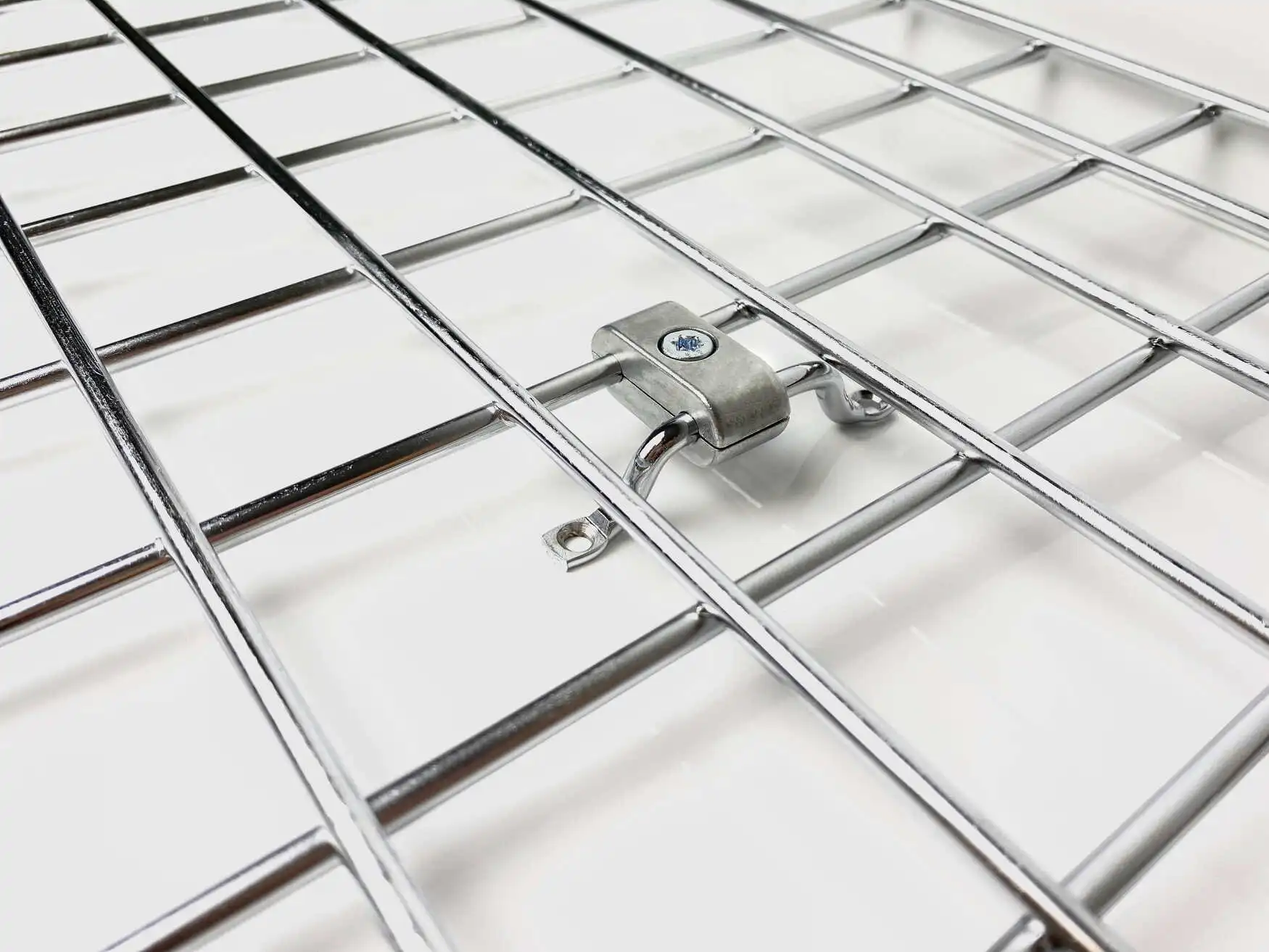 Mit dem Wandabstandshalter werden die Gitter an die Wände montiert.