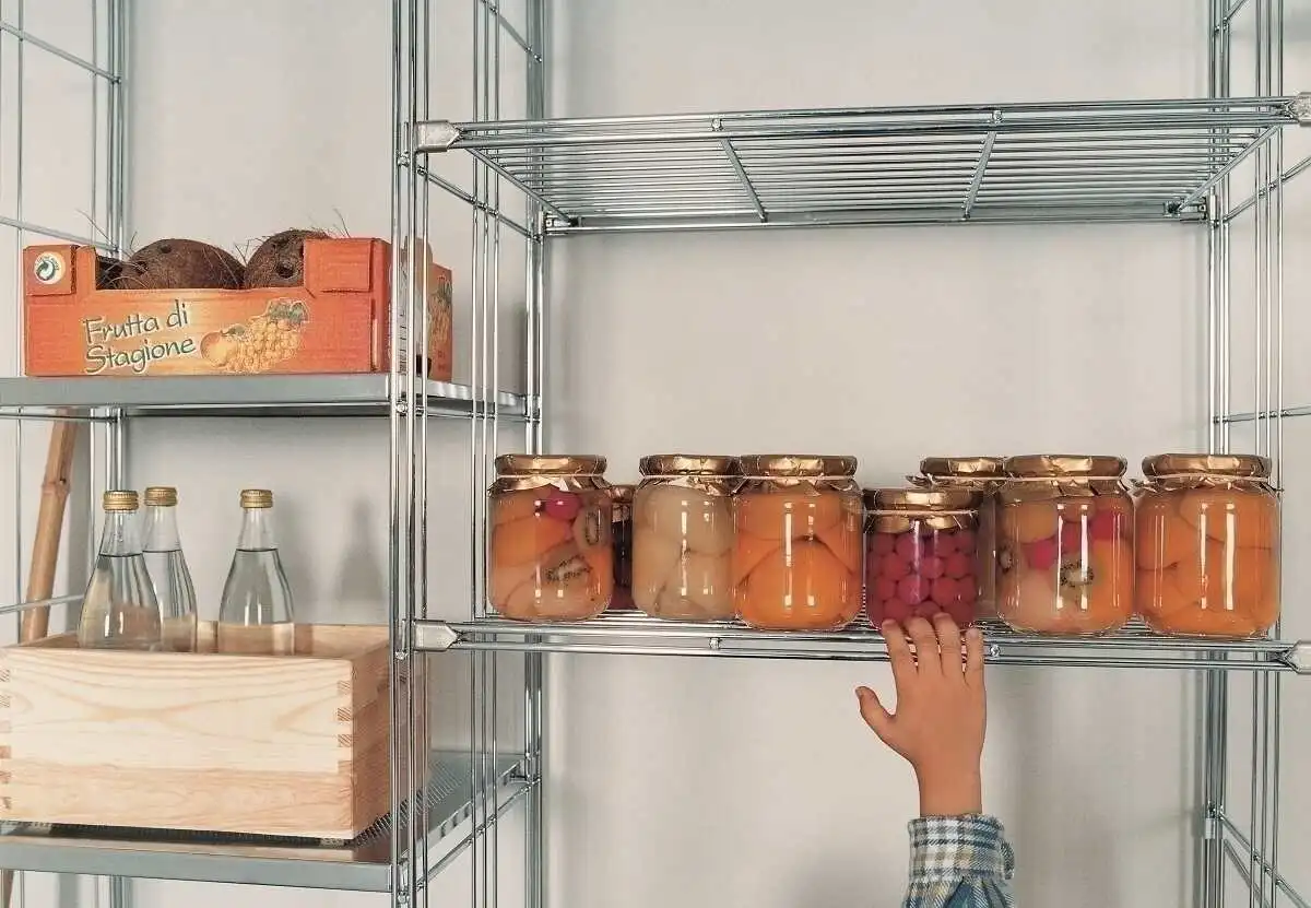 Metall-Regal made in Germany, 172 cm hch, 38 cm tief, in verschiedenen Breiten. Individuelle Ergänzungen sind möglich!