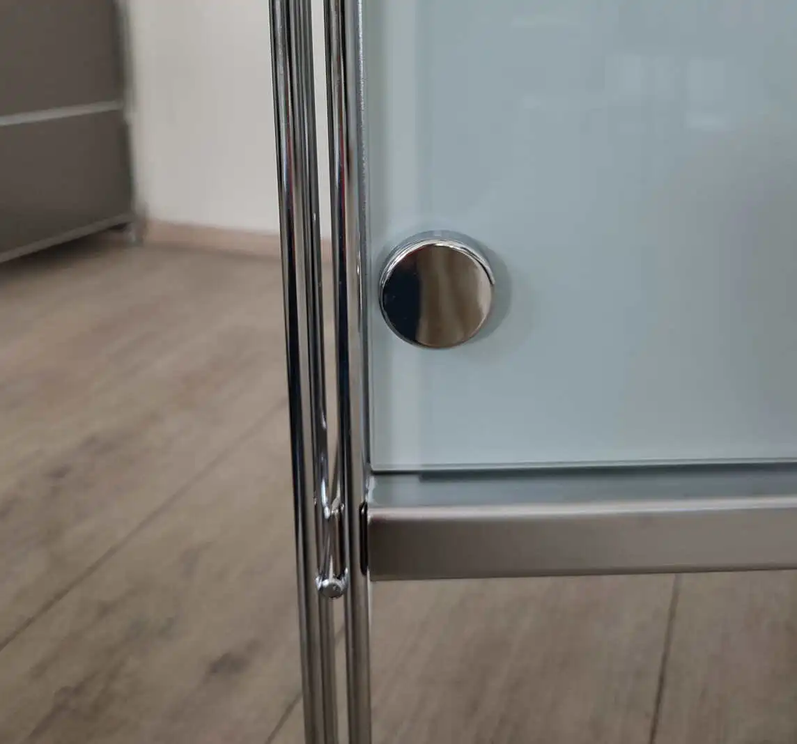 Die Milchglasscheiben sind im geschlossenen Zustand fast blickdicht.