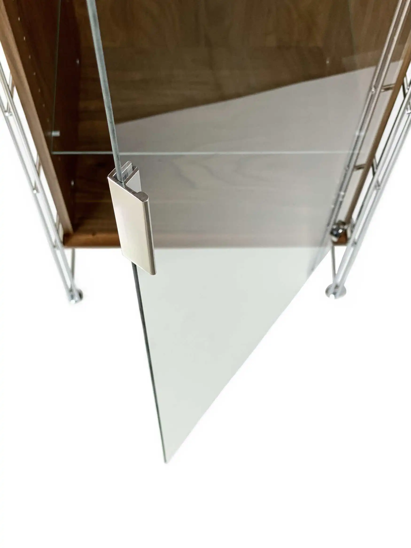 Bei der Glastür handelt es sich um Sicherheitsglas (4 mm stark).