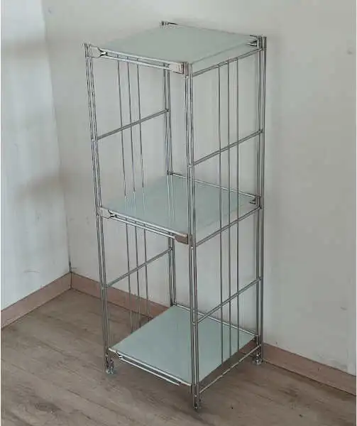 Metall-Regal mit 3 Gitterböden und satinierter #Glasauflage aus Sicherheitsglas. Halterungen, Böden und Regalleitern können nachgekauft werden.