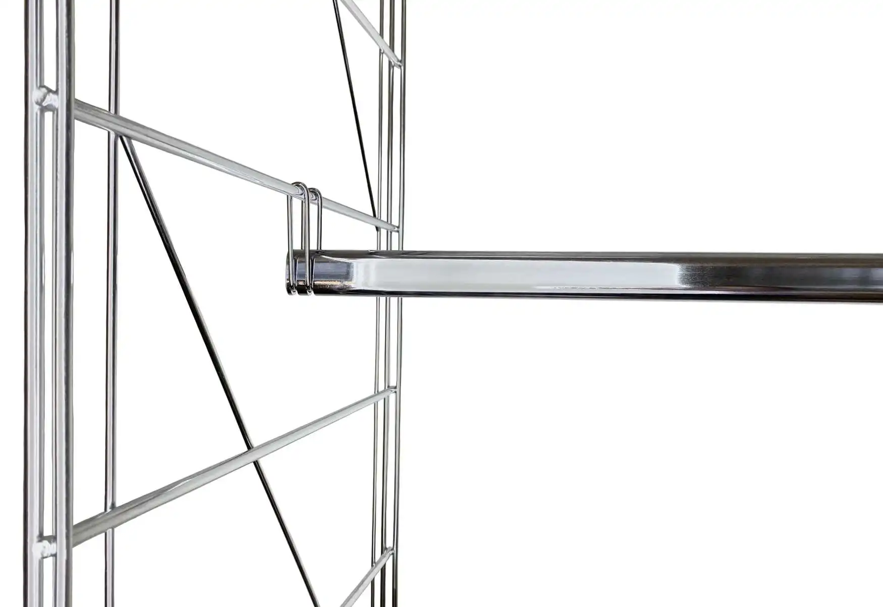 Die ETAGAIR Kleiderstange wird mit 2 Haken an den Seitenteilen eingehängt