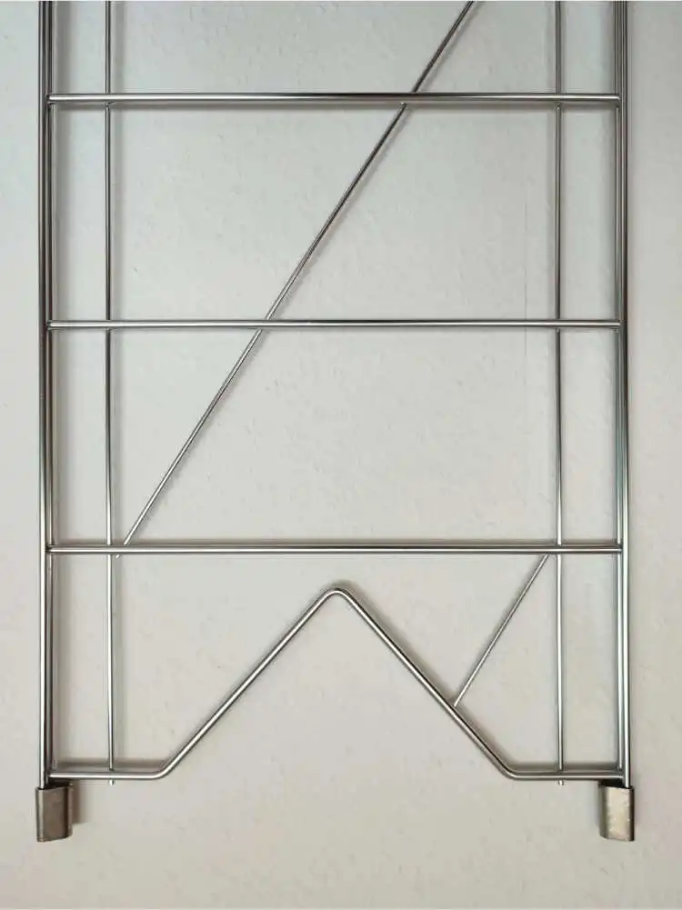 Die hochwertigen Regalleitern von Etagair sind grazil und stabil. Die Metalleiter ist verchromt und passt zu jedem Wohlstil.