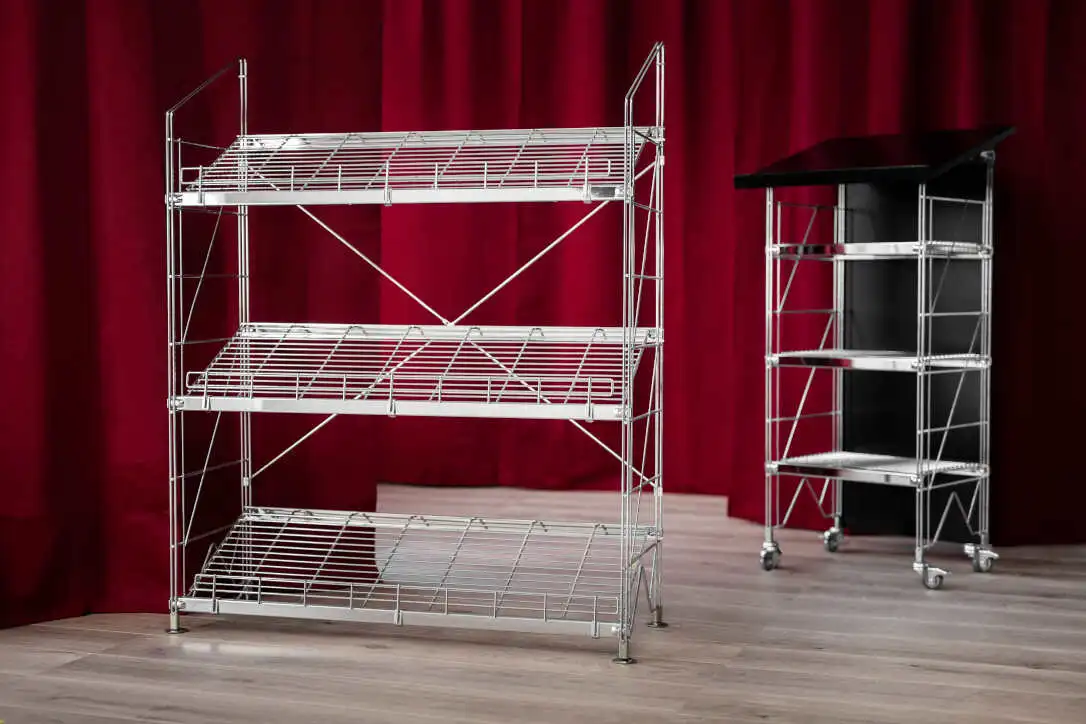 #Schrägregal für Kisten, Getränke oder Prospekte. Zierliches Metall-Regal über 3 Ebenen. Mit weiteren Elementen aus der BIII Serie kombinierbar