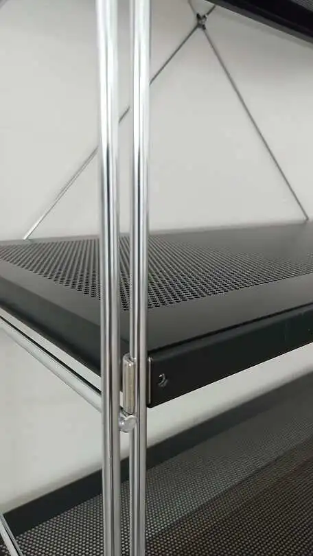 Chrom kombiniert mit Schwarz, ein stylisches Regal