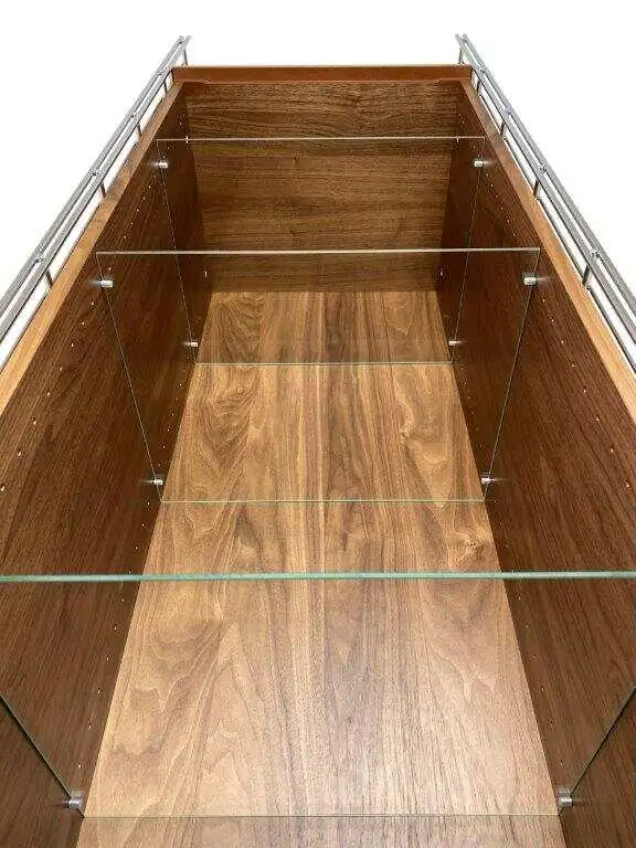 Die 3 Klarglasböden können individuell in verschiedenen Höhen angebrachte werden.