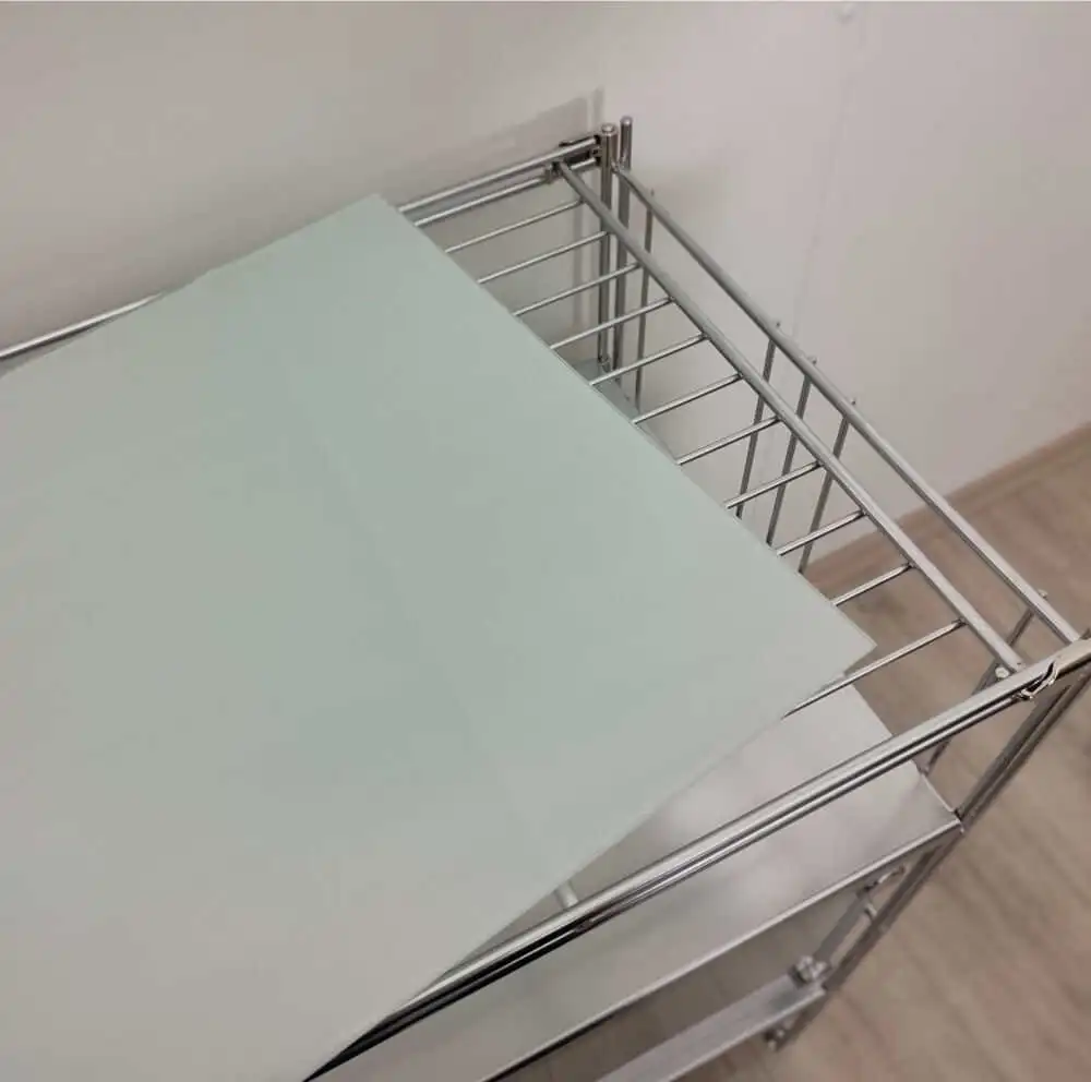 Der Glasboden aus satiniertem Milchglas wird einfach auf den Gitterboden aufgelegt.