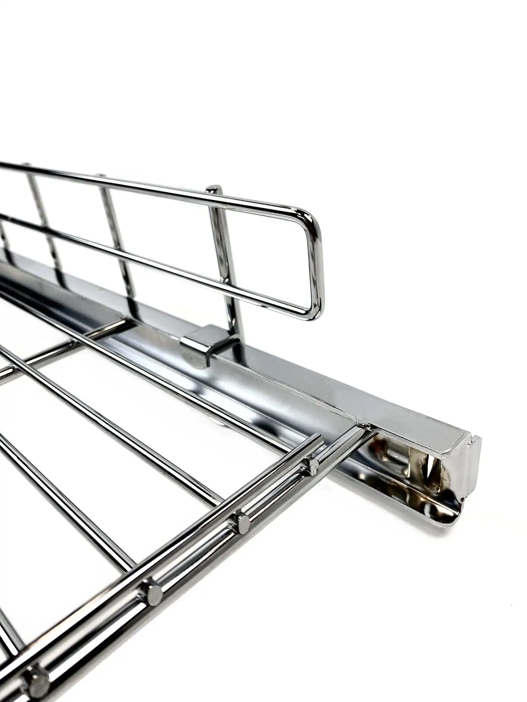 Die ca. 50mm hohen Leisten lassen sich einfach vorne oder hinten an die Böden anklipsen.