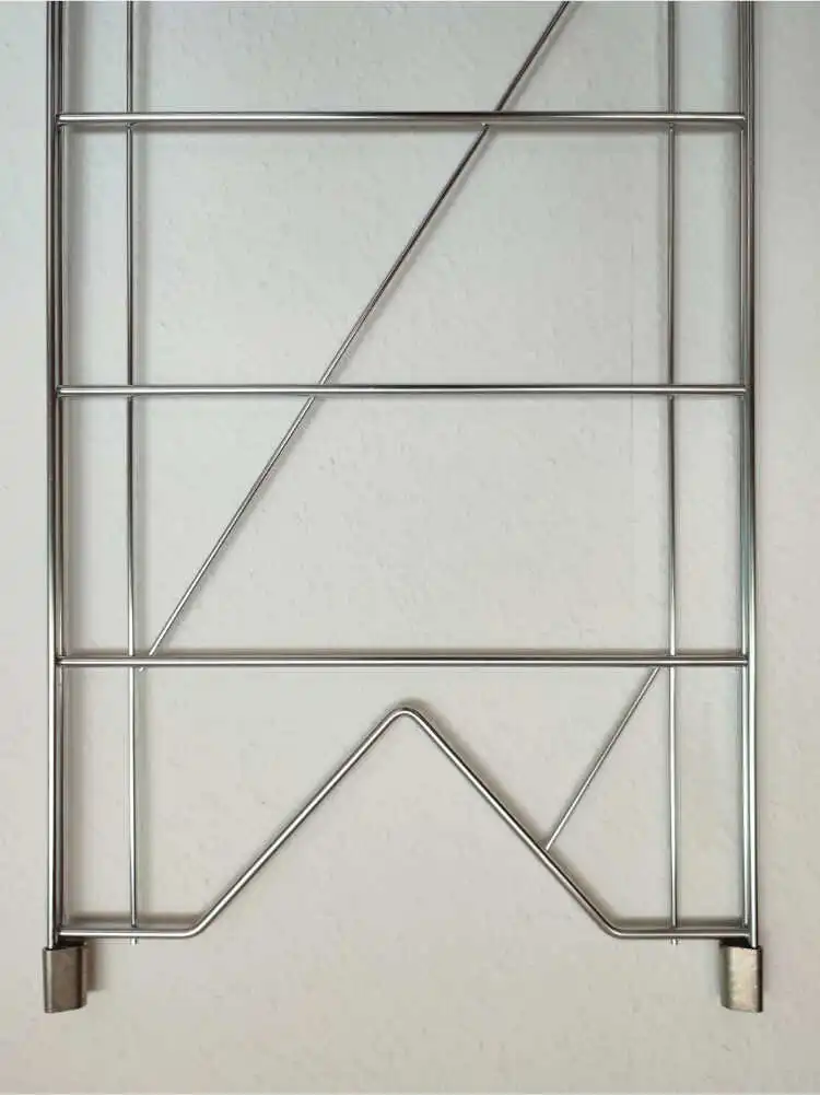 Die Regale können mit verschiedenen Füßen oder Rollen ausgestattet werden.