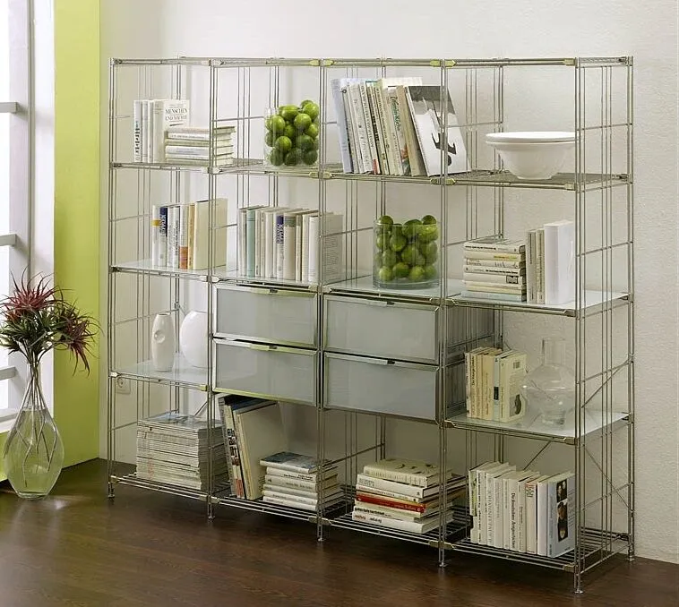 Individuelle Regalkombination zusammengestellt aus Regalleitern, Gitterböden und Metallschubladen.