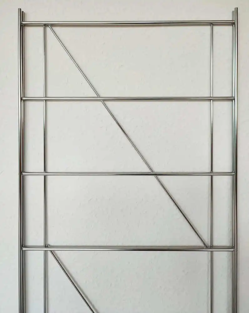 Die Etagaier Regalleiter in 381 mm Tiefe ist in zahlreichen Höhen-Varianten ab 225 mm bis 2963 mm erhältlich. Die #Etagair Regalleiter aus verchromtem Metall ist zierlich und und sehr stabil! Die Stützleiter ist 381 mm tief und in verschiedenen Längen ab 225 mm bis zu 2963 mm erhältlich.