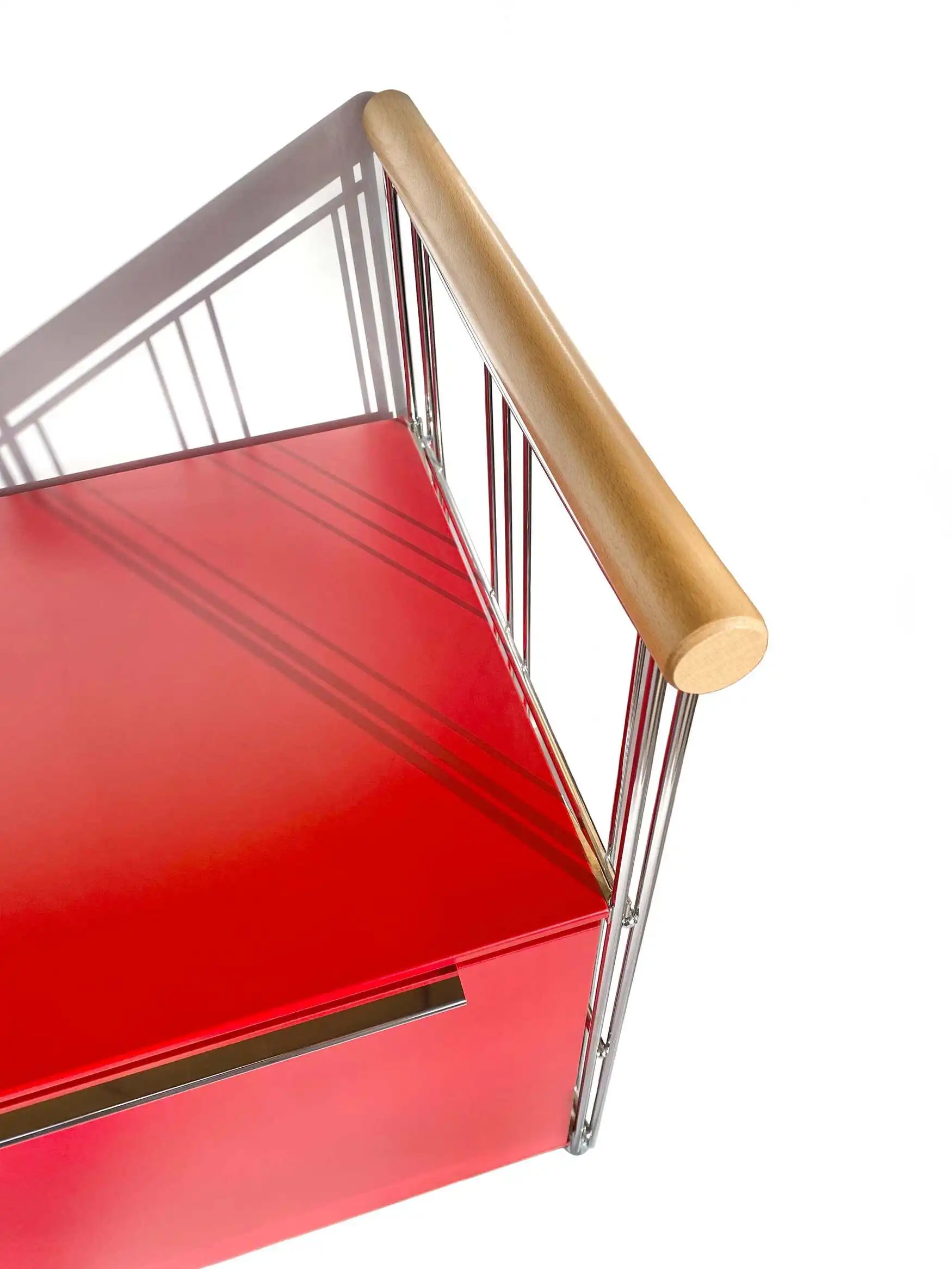 Die Holzleiste wird einfach auf das Seitenteil des Regals aufgesteckt. Kein Montagewerkzeug notwendig.