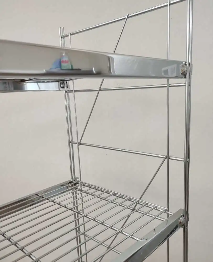 Die Böden lassen sich beliebig in Höhe der Querstreben einhängen. Dadurch steht eine Vielzahl von Variationsmöglichkeiten zur Verfügung.