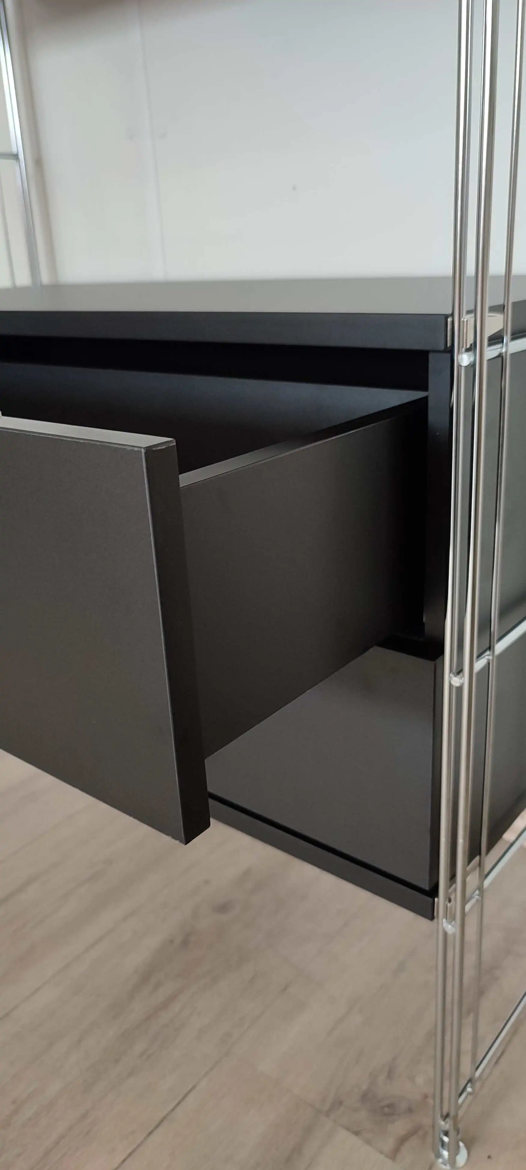 Die Unterflur Teilauszugsschiene ist mit Dämpfung ausgestattet. Die Unterflur Teilauszugsschiene ist mit Dämpfung ausgestattet und platzsparend auf der Unterseite des Schubladen-Bodens eingebaut..