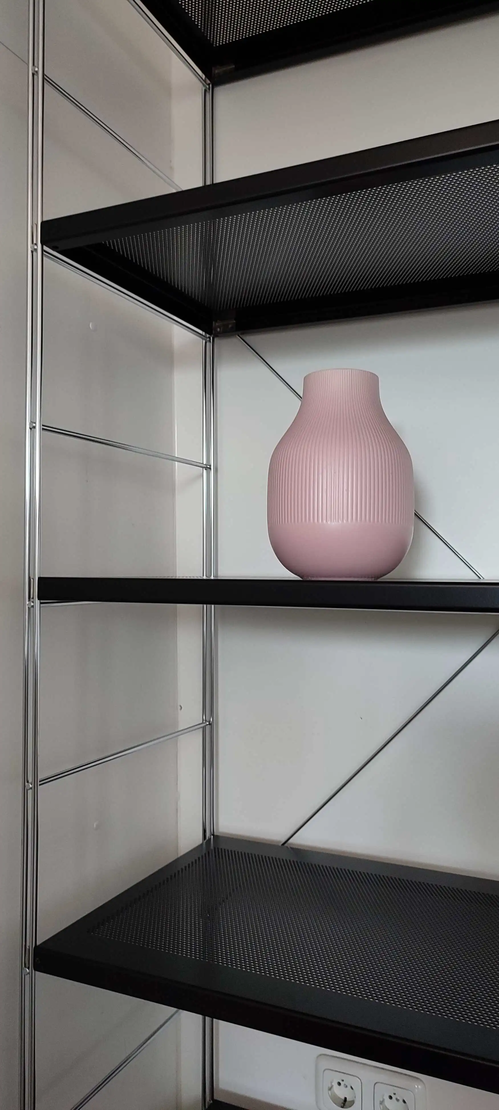 Die pulverbeschichteten Regalböden sind chic kombiniert mit verchromten Elementen.