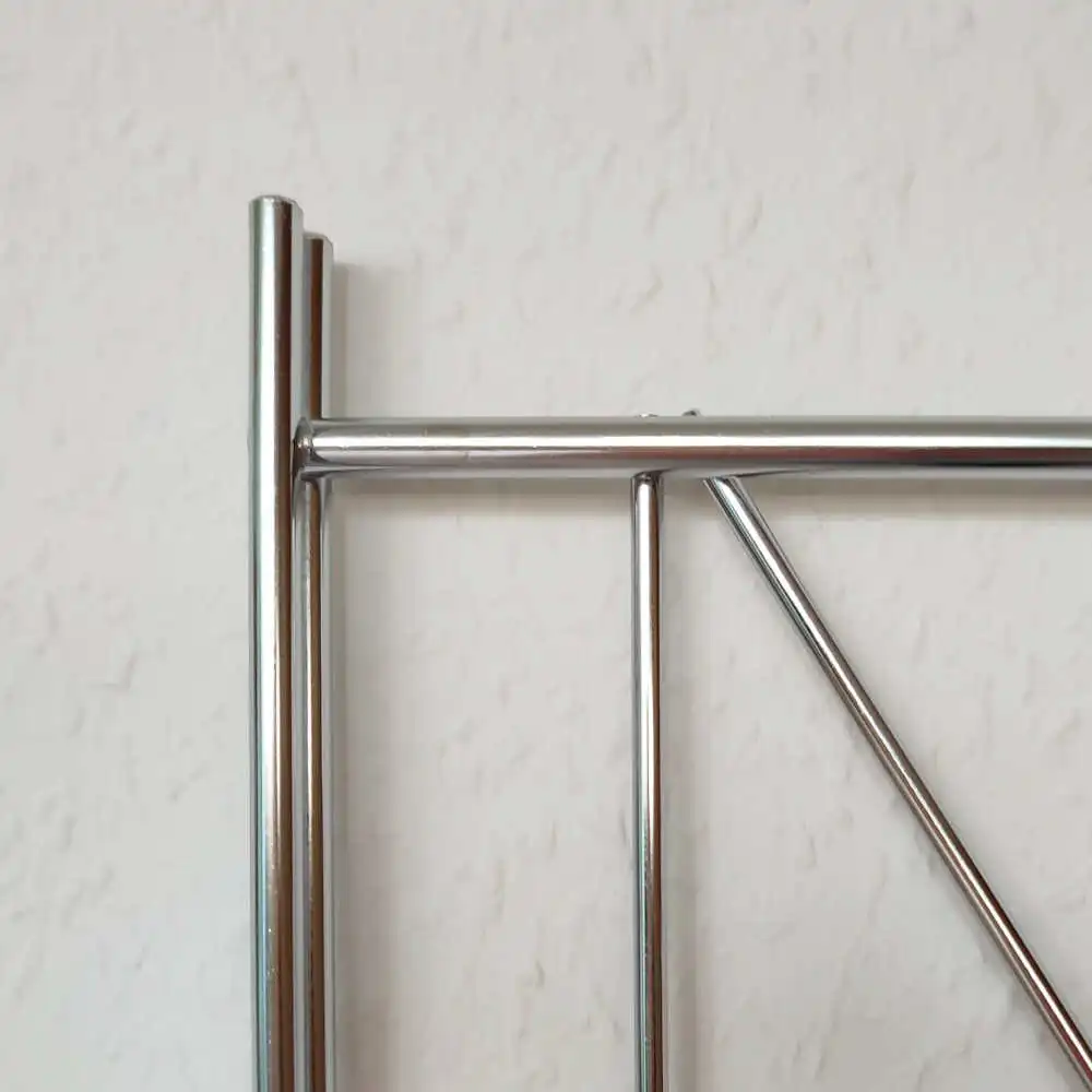 Die Etagair-Regalleiter wird aus mehreren Metall-Stäben verschweißt und verchromt. Ein Klassiker an dem Sie lange Freude haben werden.