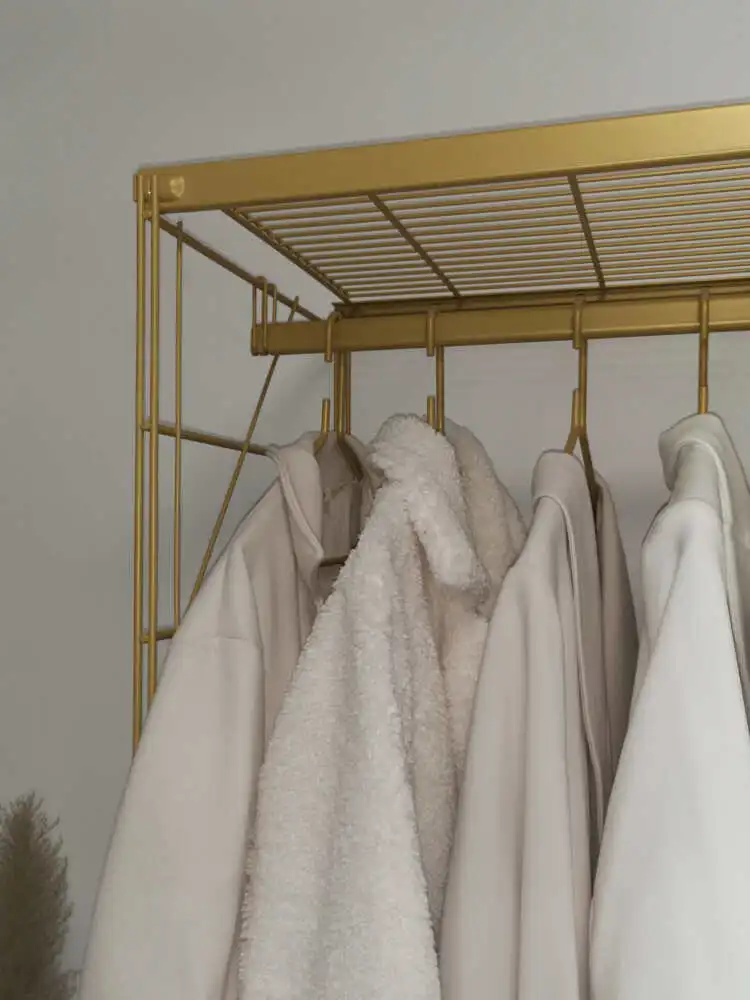 Beispiel der Montage der Kleiderstange Sonderedition in GOLD