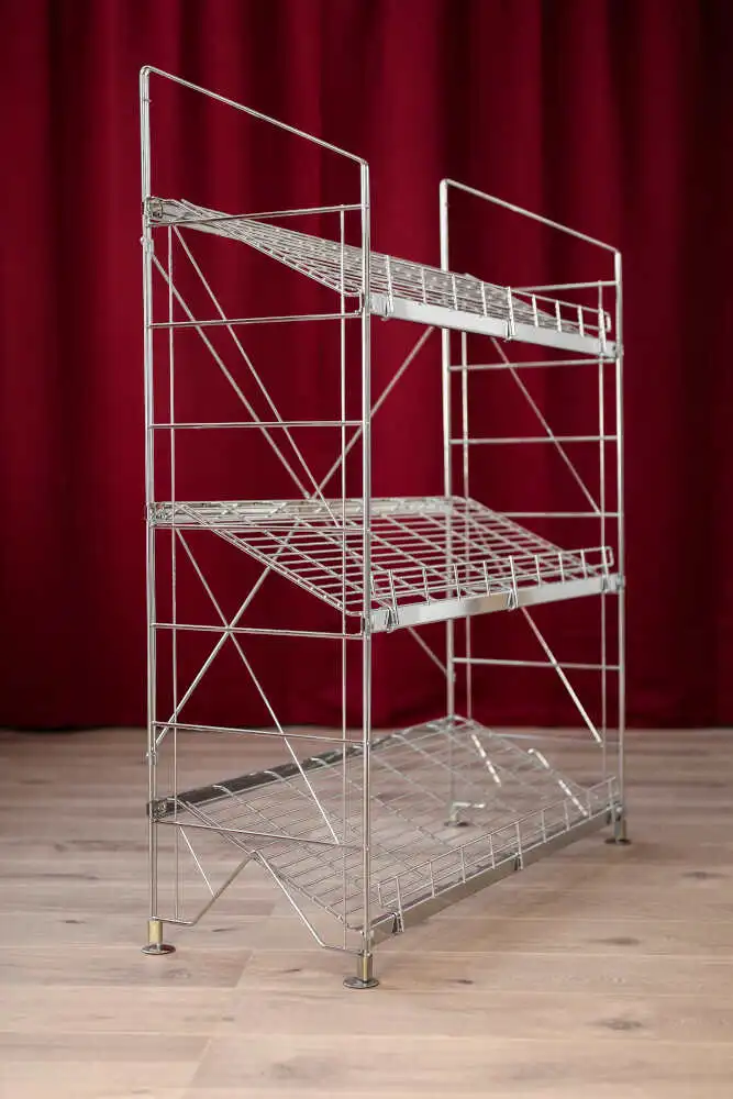 700023 Schrägregal aus Metall für Getränkekisten, Körbe oder Prospekte.