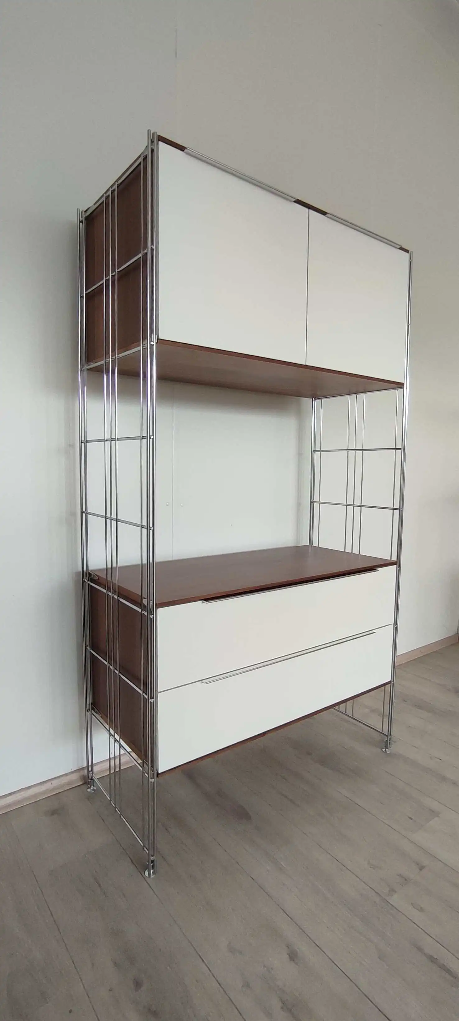 Weiße Schubladenfronten in 38 cm Tiefe, kombiniert mit einem Nussbaum Korpus #BIII 380 Regal Elemente nachhaltig und flexibel