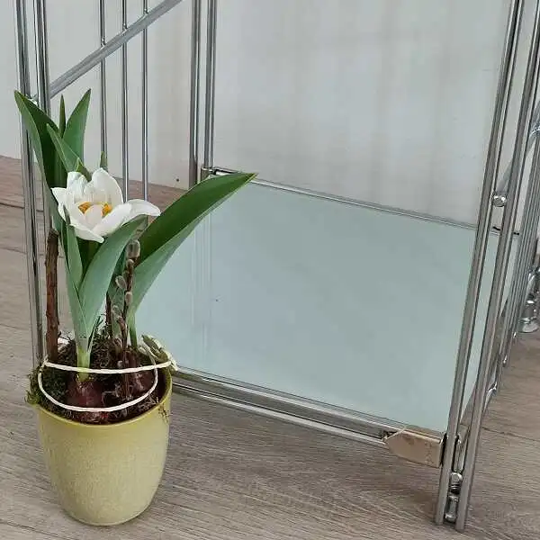 Die satinierte Glasauflage ist 25 cm breit und wird einfach auf den Gitterboden aufgelegt.