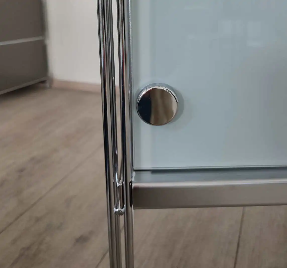 Die Milchglasscheiben sind im geschlossenen Zustand fast blickdicht.