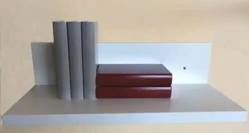 Die dezent creme-weiß, seidenmatt lackierte Ablage passt hervorragend zu farbigen Wänden und lässt Accessoires attraktiv zur Geltung kommen.