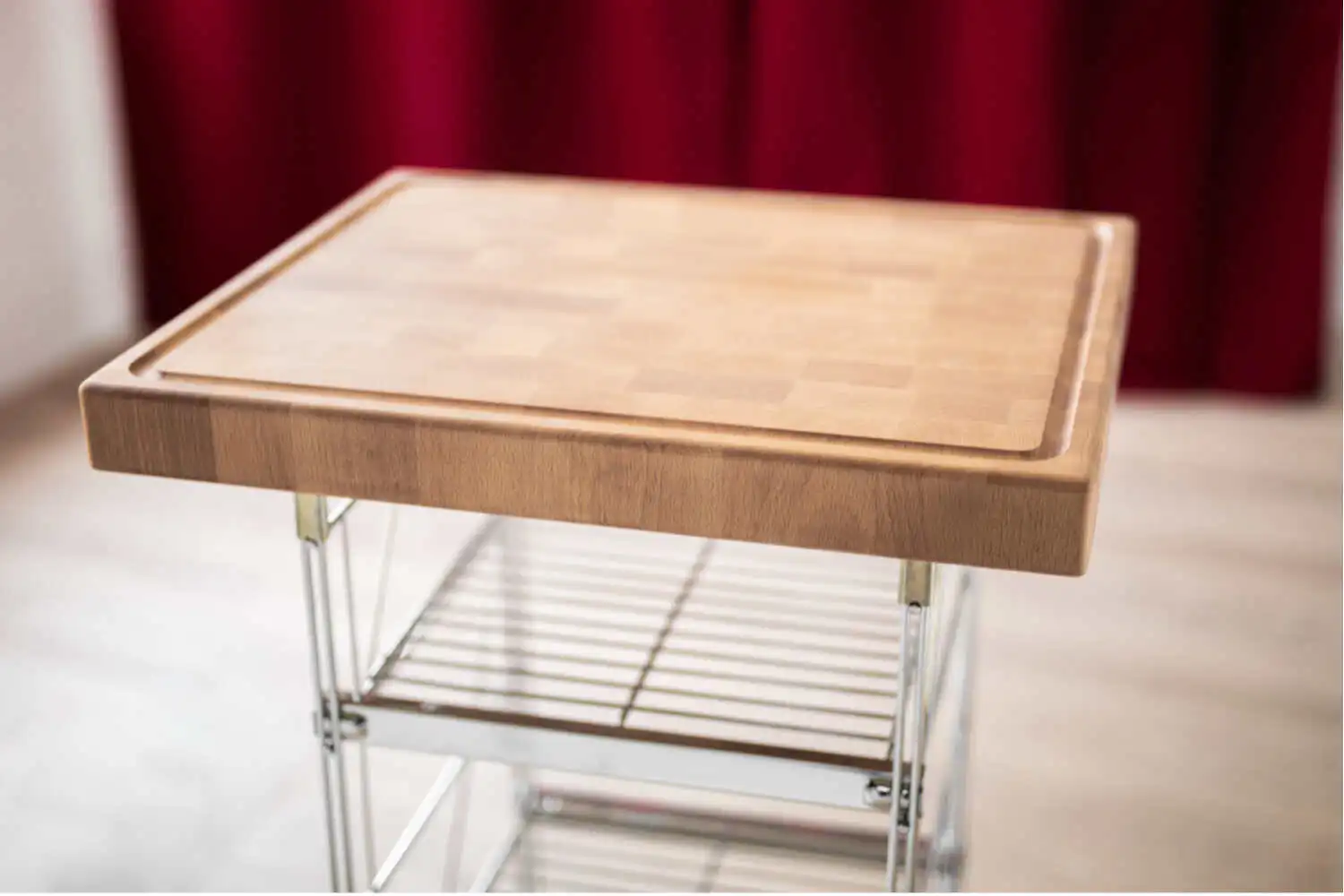 Die Holzauflage des Butcherblocks ist 60x50x50 cm, mit Saftrille und Eckfräsung. Gefertigt auch langlebigem Buche-Stirnholz