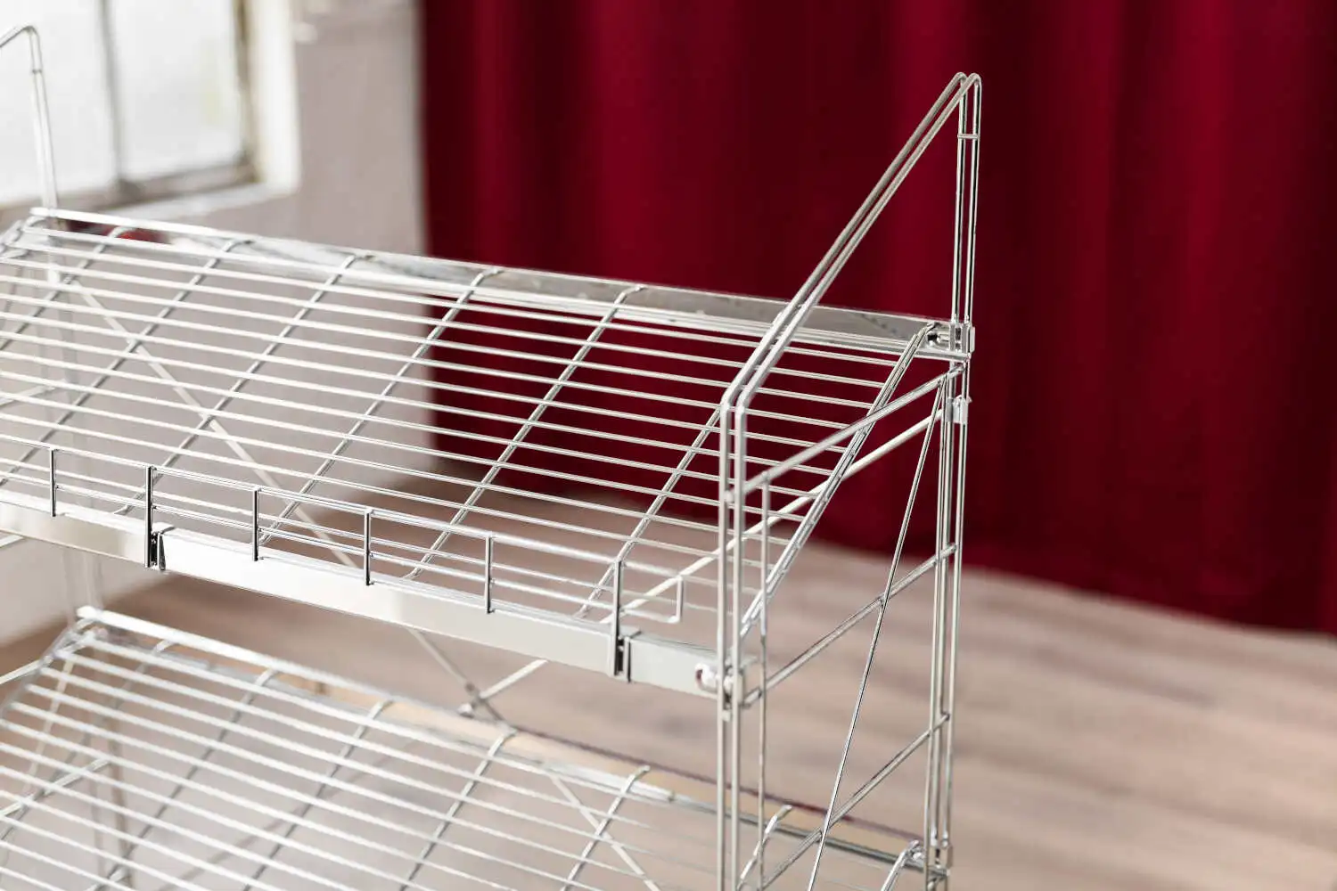 700023 Schrägregal Metall über 3 Ebenen für Getränkekisten, Körbe oder Prospekte