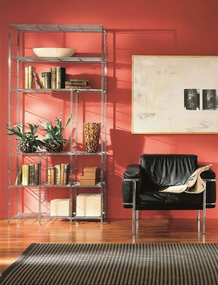 In jede Querstrebe kann ein Gitterboden eingehängt werden, so dass das Regal sich nach den individuellen Bedürfnissen zusammen stellen lässt.