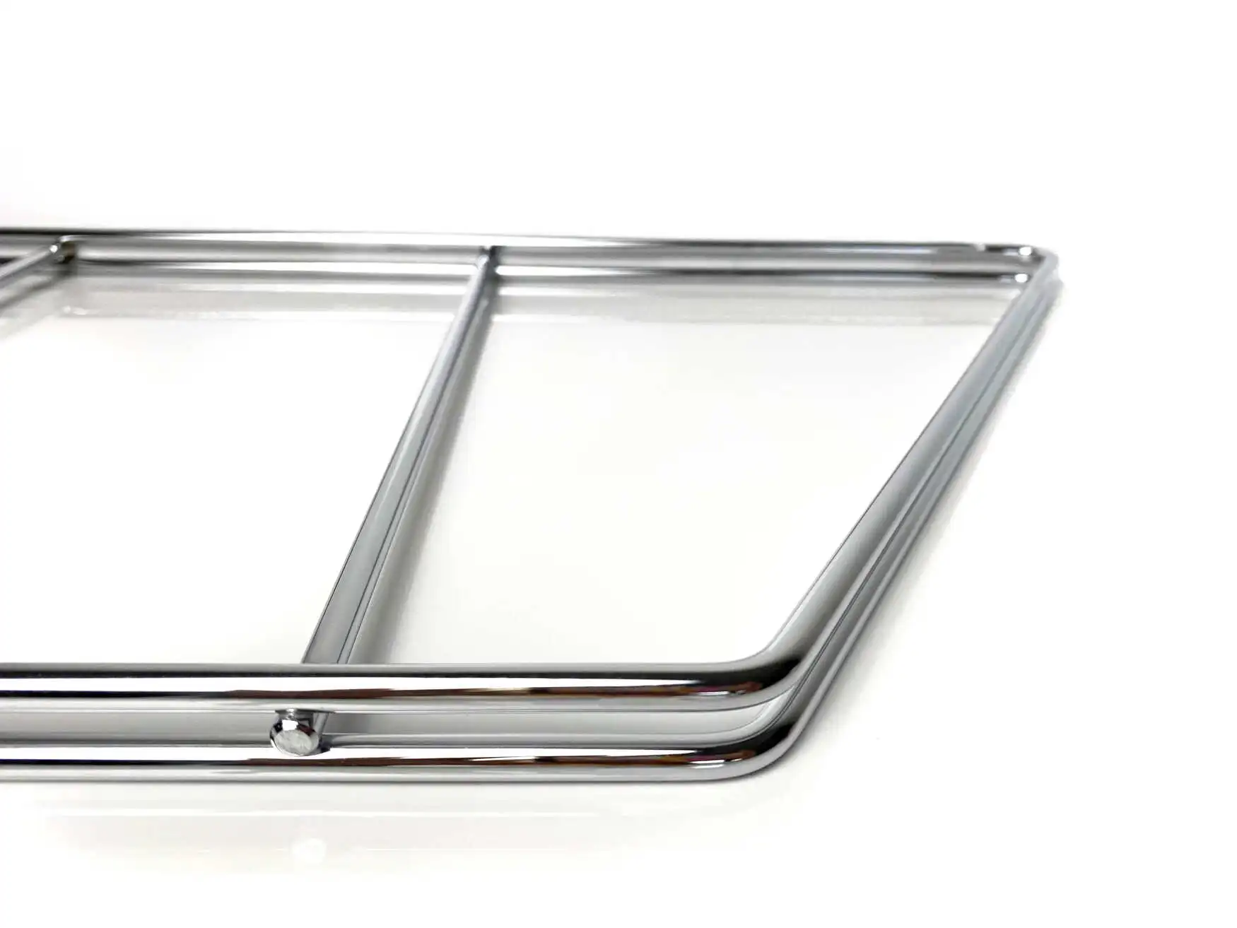 Mit der Schrägleiter lassen sich schmale, an die Wand montierte Hängeregale verwirklichen. Auch ein 30 cm tiefes chices Standregal kann so zusammen gestellt werden. So ist Platz für allerlei Utensilien in Küche, Nähzimmer oder Bad.